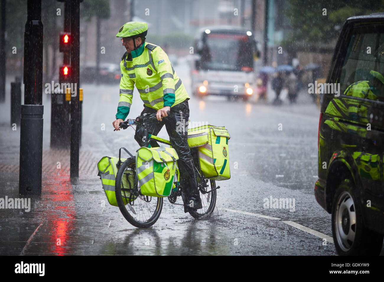 De fortes pluies dans le centre-ville de Manchester pleuvent pour trempage humide imbibé de parapluie en marbre pavement spay mi Banque D'Images