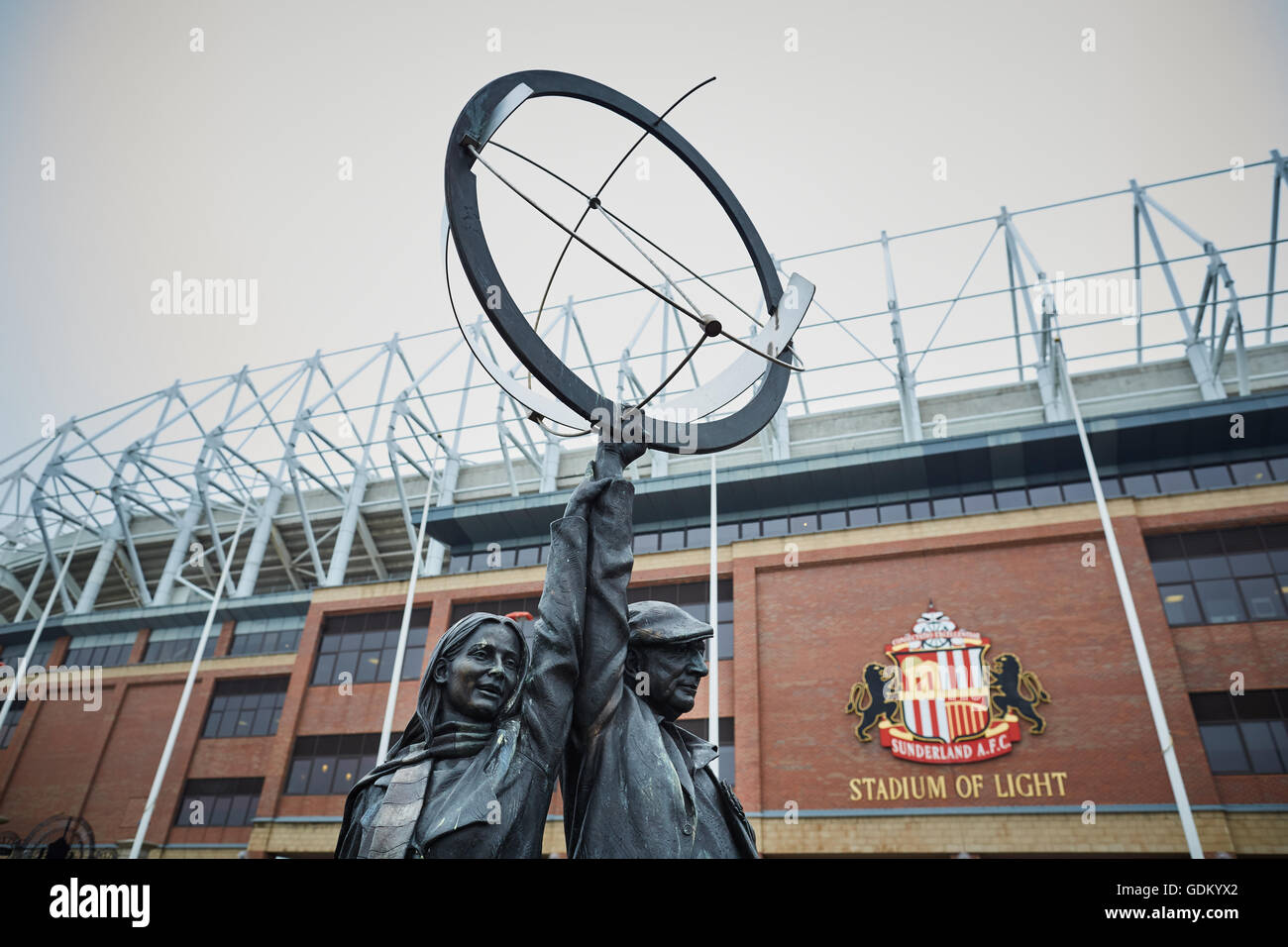 Les Supporters de Football famille sculpture au stade de la lumière, Sunderland, Tyne et Wear, Angleterre, Royaume-Uni, Europe Banque D'Images
