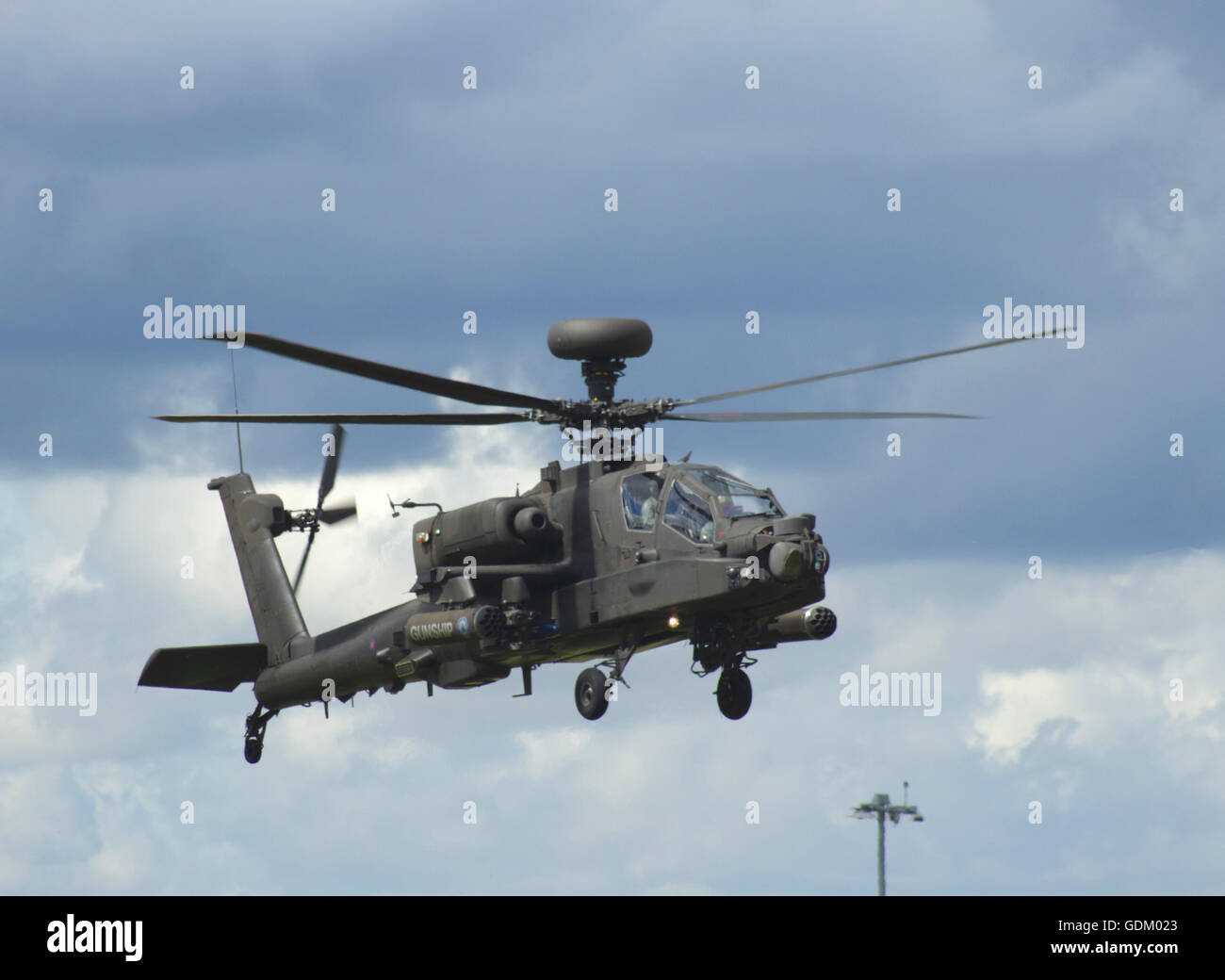 Farnborough UK 2016 hélicoptère Apache en vol Banque D'Images
