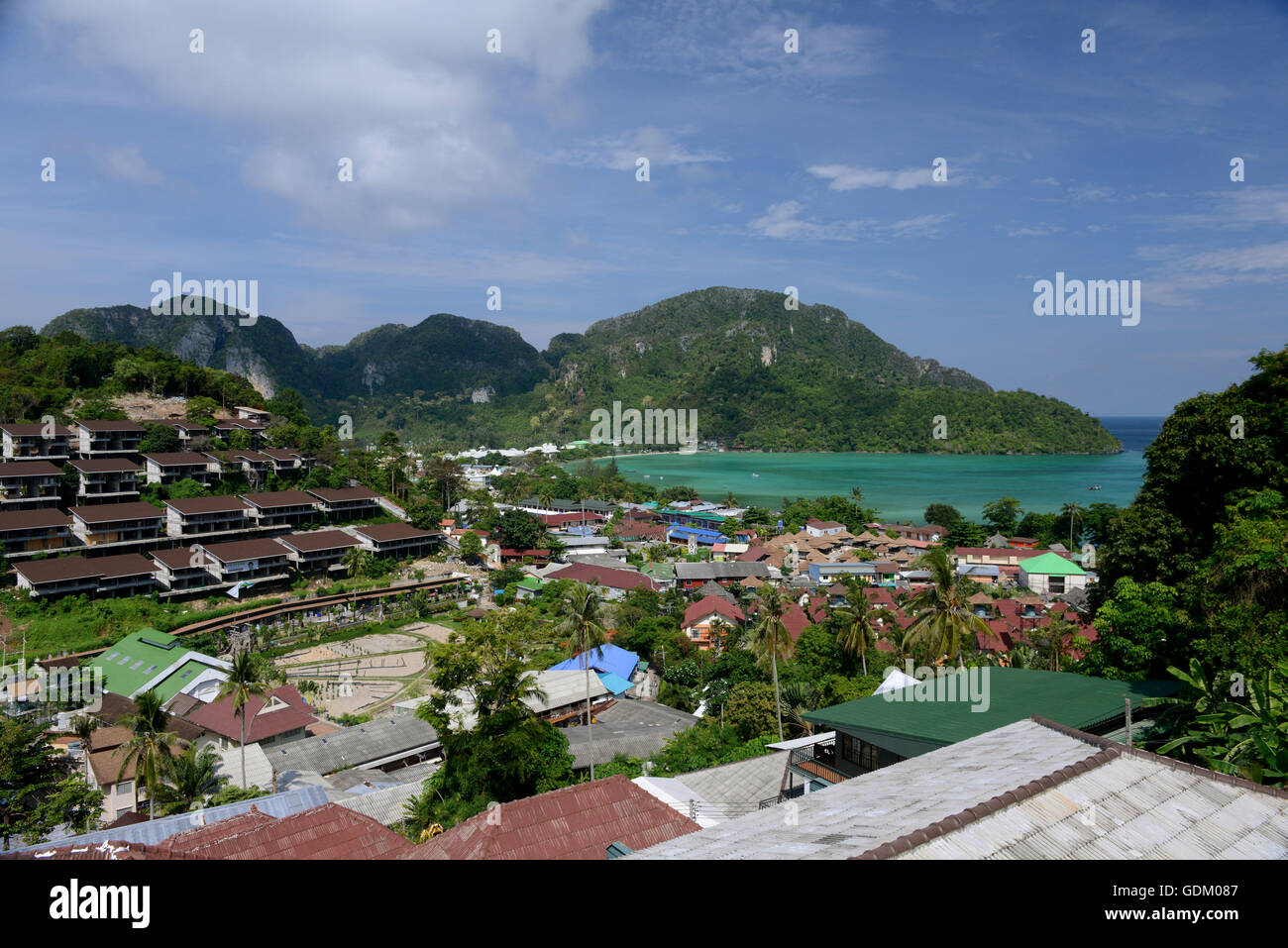 La vue depuis le point de vue sur la ville de Ko PhiPhi sur Ko Phi Phi Island à l'extérieur de la ville de Krabi sur la mer d'Andaman dans le Banque D'Images