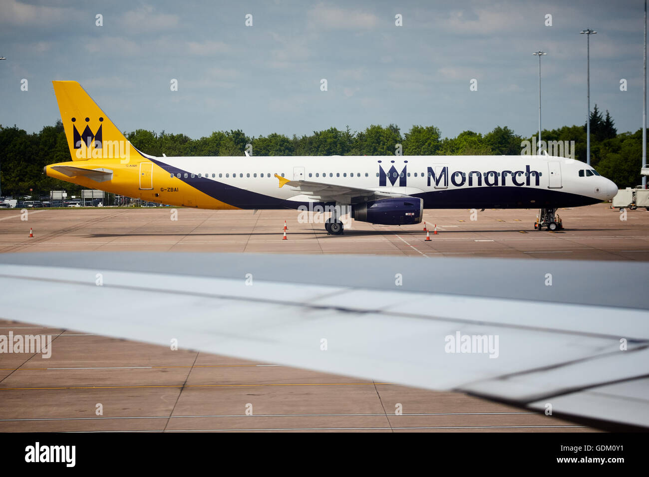 L'aéroport de Manchester Monarch livery airplane G-ZBAL était stationné sur le tarmac Banque D'Images