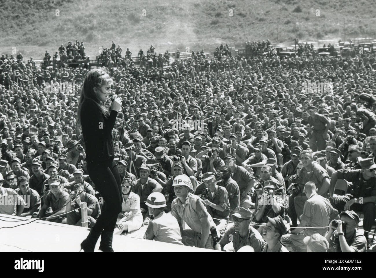 Des milliers de militaires écouter Mlle Ann-Margret chanter l'un de ses chiffres lors d'un show à Da nang, Vietnam. Banque D'Images