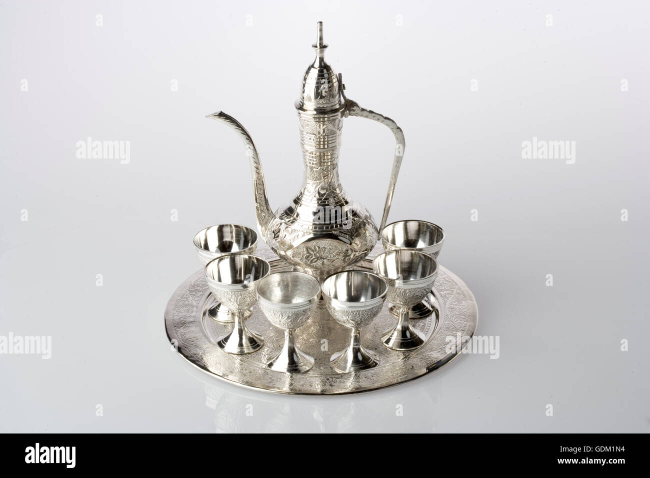 Image de Dallah pot avec fond blanc, DUBAÏ, ÉMIRATS ARABES UNIS. Banque D'Images