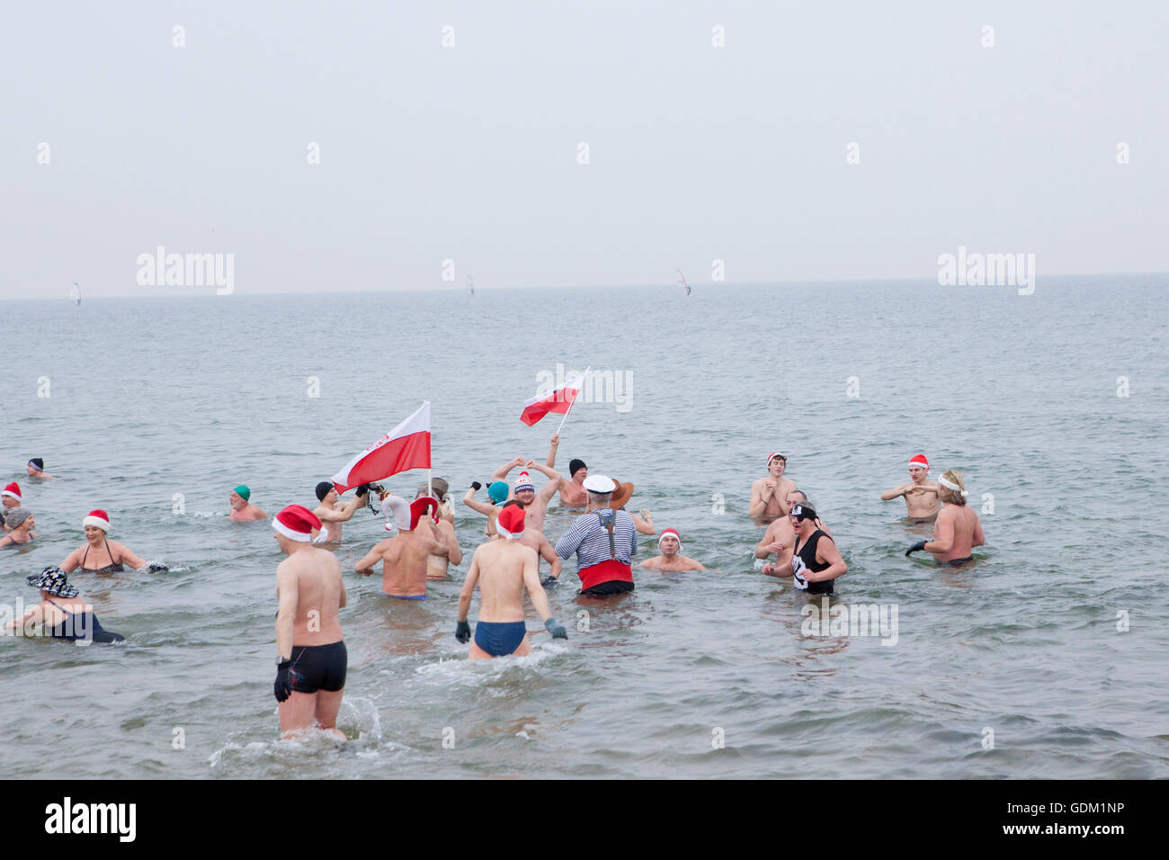 Swimers d'hiver à Gdansk, le jour de l'an. Banque D'Images