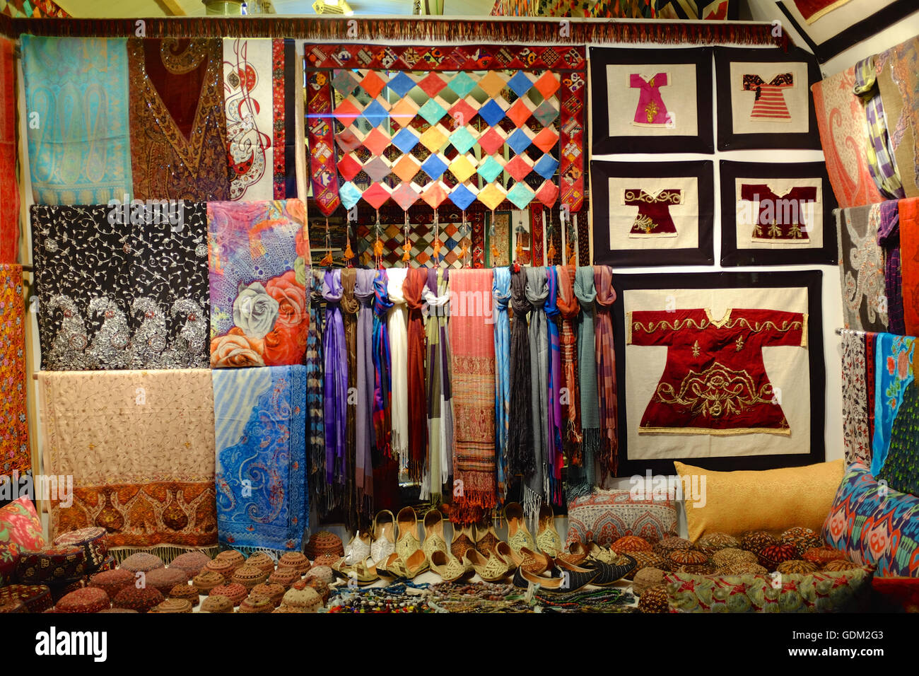 Une boutique de textiles dans le Grand Bazar, Istanbul, Turquie, Banque D'Images