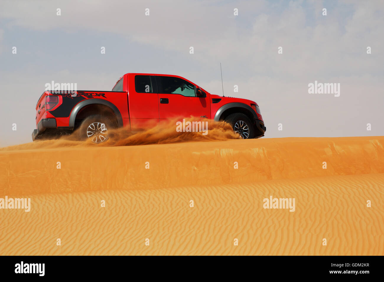 Ford SVT Raptor un pick-up dans les dunes de sable. Banque D'Images