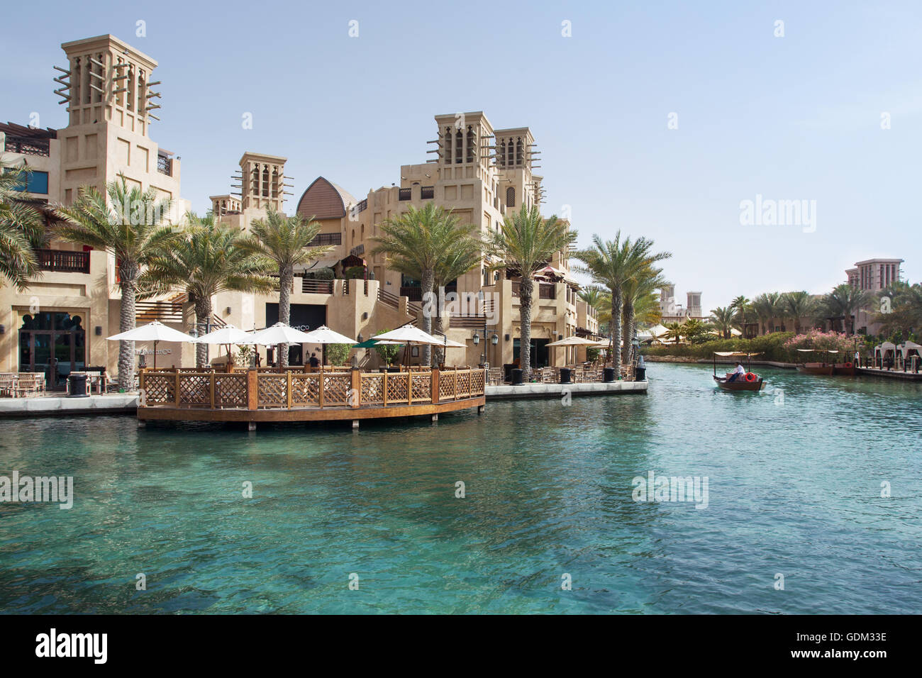 Canaux de Al Qasr Hotel, Madinat Jumeirah et l'hôtel Burj Al Arab, DUBAÏ, ÉMIRATS ARABES UNIS. Banque D'Images