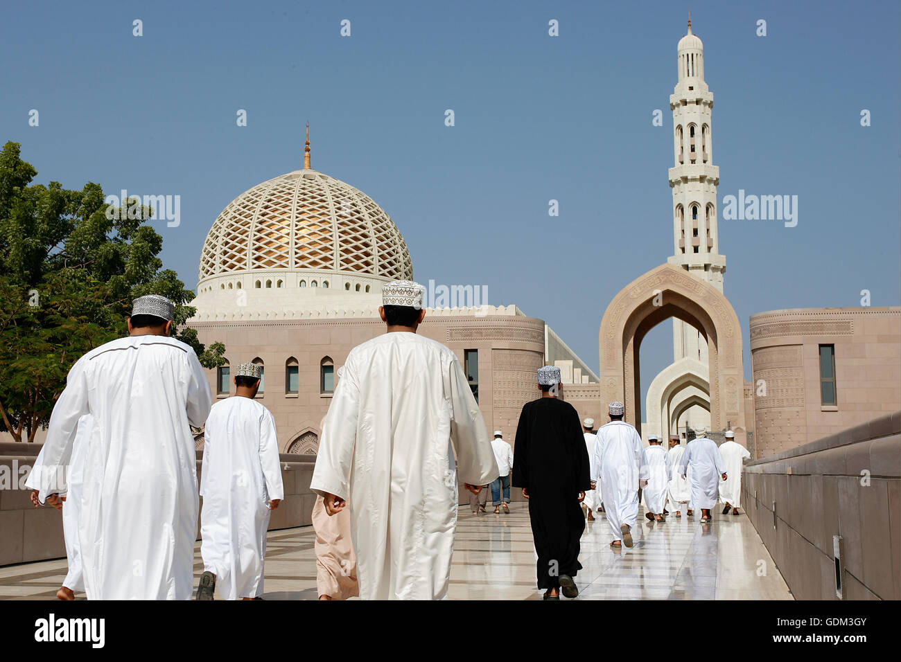 Grande Mosquée Sultan Qaboos, au moment de la prière, Muscat, Oman. Banque D'Images