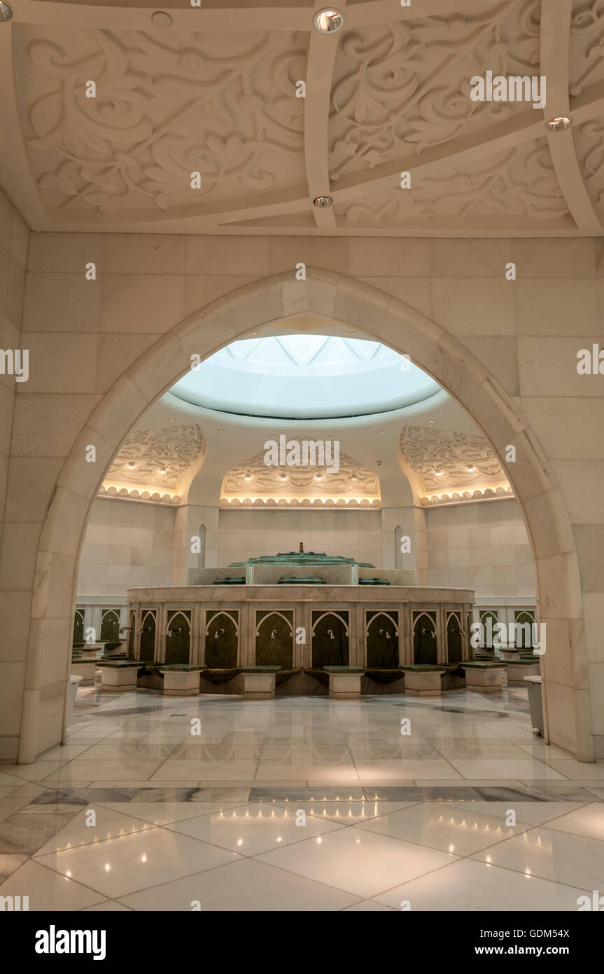 Ablution, zone située à l'intérieur de la Grande Mosquée de Sheikh Zayed à Abu Dhabi. Banque D'Images