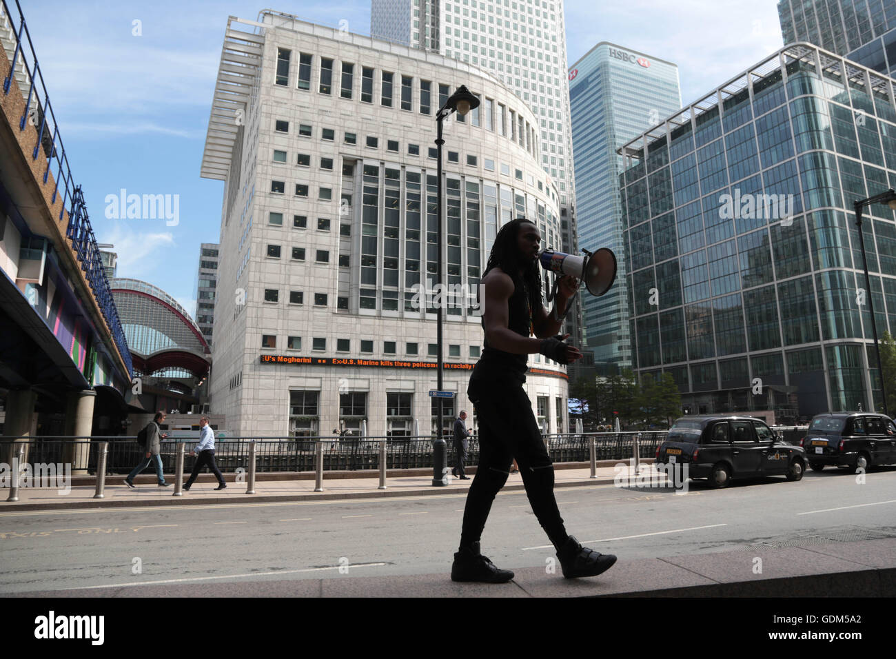 Londres, Royaume-Uni. 18 juillet, 2016. Les manifestants protestent à Canary Wharf au tournage des Afro-Américains par la police américaine et les décès en garde à vue victimes au Royaume-Uni, y compris celui de Mzee Mohammed qui est mort peu après avoir été détenu par la police au centre commercial de Liverpool. La protestation est en réponse à la fusillade mortelle de Philando Castille au Minnesota et Alton Sterling en Louisiane. Credit : Thabo Jaiyesimi/Alamy Live News Banque D'Images