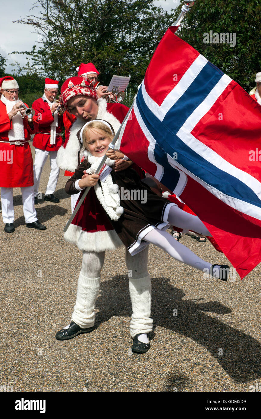 Copenhague, Danemark - Juillet 18, 2016 : Santa Claus' participant au Congrès 2016 Le Père Noël visite la promenade du port, Langelinie, où la sculpture, la Petite Sirène est placé. La photo à une jeune fille de la Norvège s'amuser avec l'une des Santa elfes. Le congrès a eu lieu depuis 1957. Le lieu et l'organisateur est Bakken, le plus ancien parc d'amusement et situé au nord de Copenhague. Credit : OJPHOTOS/Alamy Live News Banque D'Images