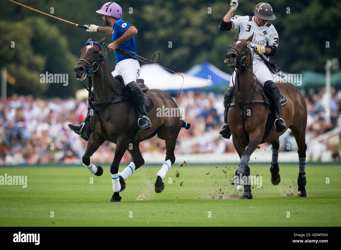 Midhurst, Angleterre, 17 juillet 2016. Agustin Merlos de la Indiana réagit comme Facundo Pieres de King Power renards polo team frappe la balle lors de la finale du tournoi de la coupe d'or Jaeger LeCoultre. Crédit : Anthony Hatley/Alamy Live News Banque D'Images