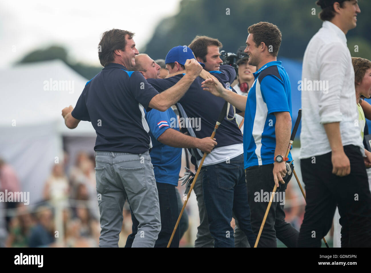 Midhurst, Angleterre, 17 juillet 2016. Les membres de l'équipe de King Power renards célébrer après la défaite de leur équipe Indiana en finale de la Gold Cup Tournament Jaeger LeCoultre. Crédit : Anthony Hatley/Alamy Live News Banque D'Images