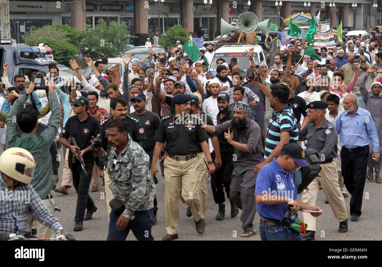 Les militants du parti religieux organisent une manifestation de protestation contre le Gouvernement du Punjab comme ils exigent la libération de Pir Khadim Hussain Shah, dans la zone rouge à proximité de la maison du gouverneur à Karachi Sindh le lundi 18 juillet 2016. Banque D'Images