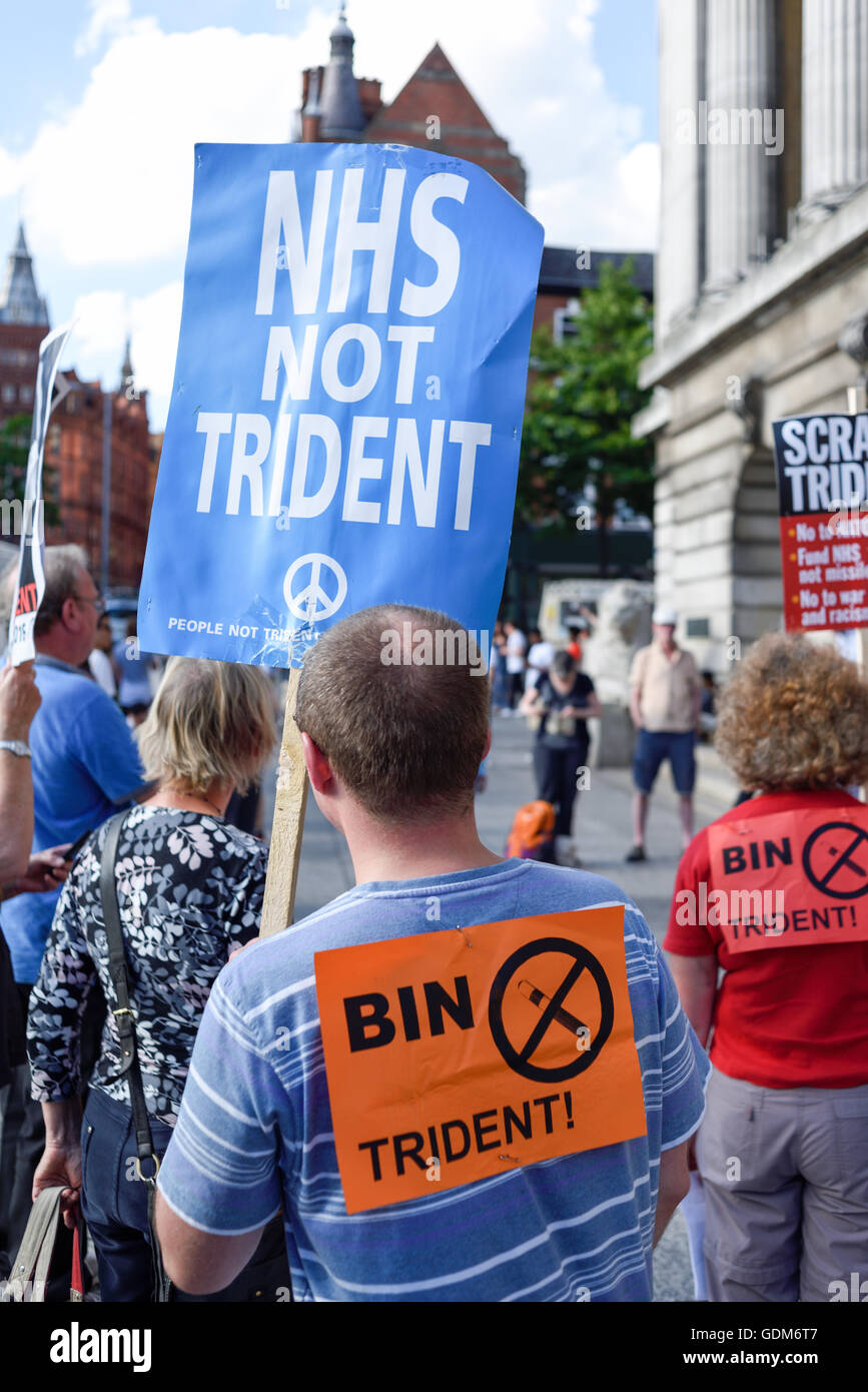 Nottingham, UK.18 juillet 2016.Nottingham CND réunis sur la place du vieux marché pour un rassemblement à l'occasion d'un vote au Parlement sur le remplacement du Trident à lieu le 18 juillet. Environ 41 manifestants ont été appelant à une interdiction des armes nucléaires, et à ben Trident . Banque D'Images