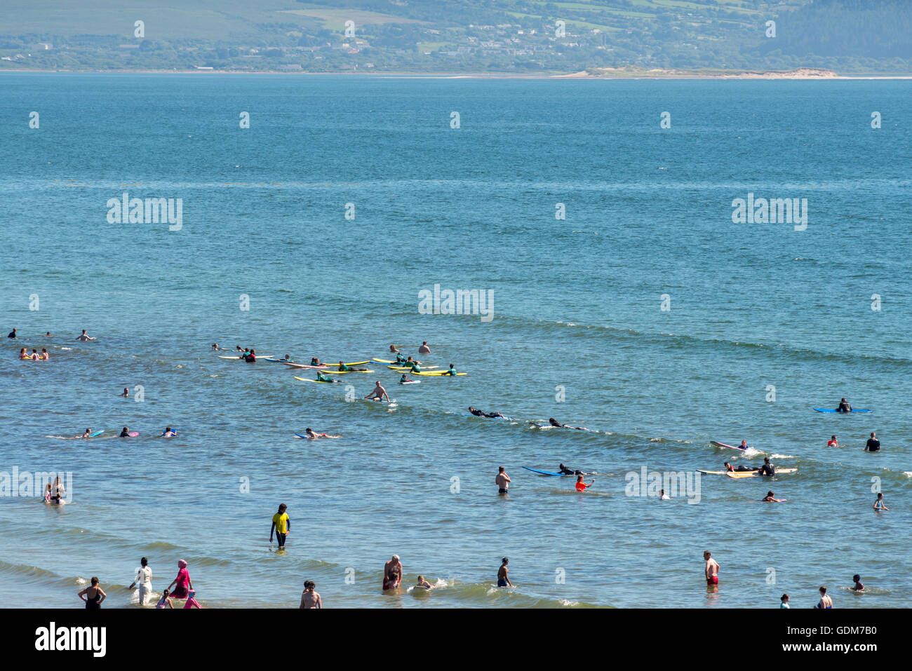 Heatwave Ireland Beach vue aérienne d'un groupe non identifié de personnes se baignant dans les eaux peu profondes de la plage Inch située dans le comté de Kerry, République d'Irlande Banque D'Images