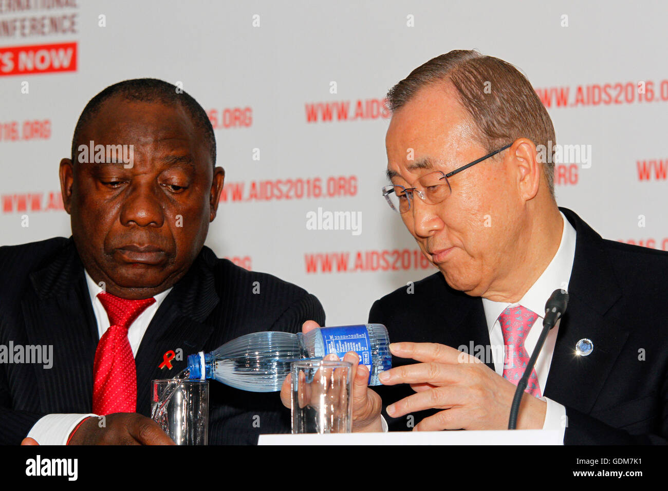 Durban, Afrique du Sud. 18 juillet, 2016. DURBAN - 18 juillet 2016 - Le secrétaire général des Nations Unies, Ban Ki-moon se verse dans un verre pour wated South African vice-président Cyril Ramaphosa à la conférence de presse d'ouverture de la 21e Conférence mondiale sur le sida qui aura lieu à Durban. - Crédit : Giordano Stolley/Alamy Live News Banque D'Images