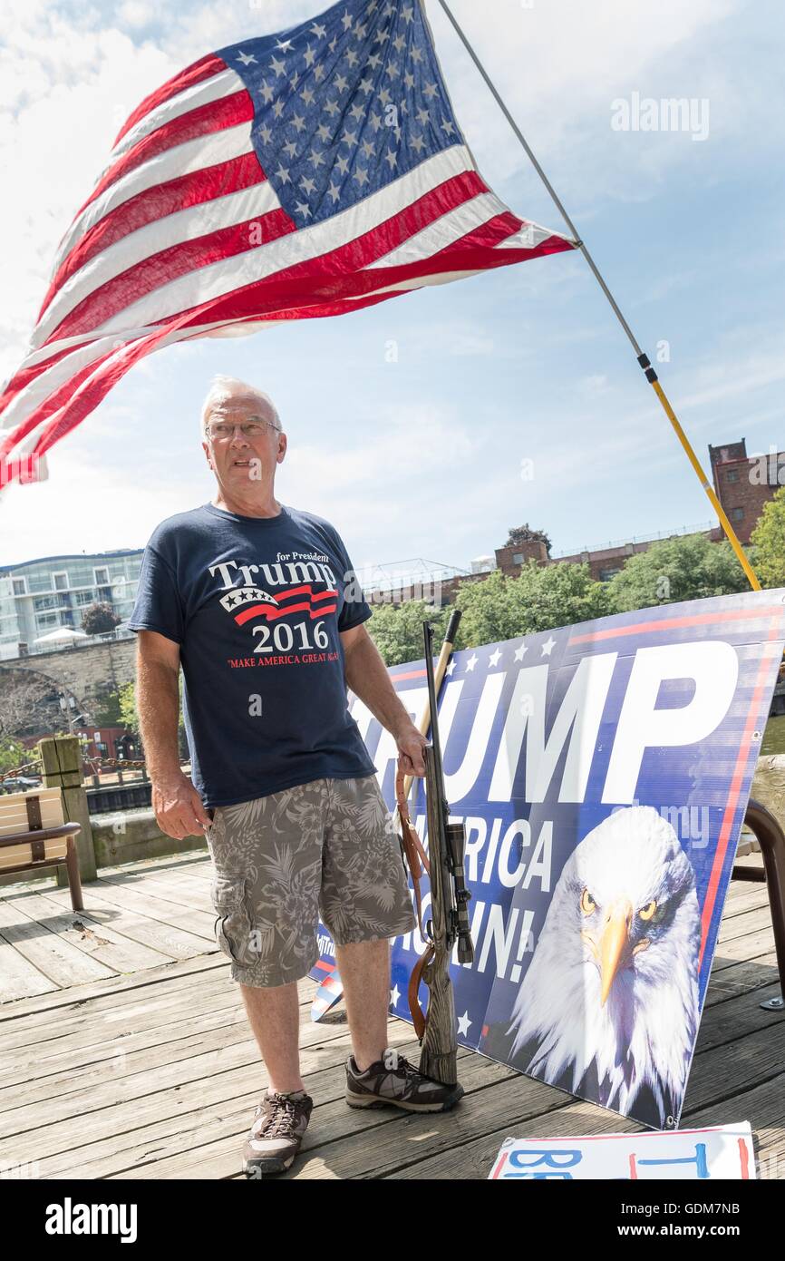 Cleveland, Ohio, USA. 18 juillet, 2016. Partisan de l'atout est la tenue d'un fusil de chasse lors d'un rassemblement près de la Convention nationale du parti républicain à la Quicken Loans Center le 18 juillet 2016 à Cleveland, Ohio. Credit : Planetpix/Alamy Live News Banque D'Images Cleveland, Ohio, USA. 18 juillet, 2016. Partisan de l'atout est la tenue d'un fusil de chasse lors d'un rassemblement près de la Convention nationale du parti républicain à la Quicken Loans Center le 18 juillet 2016 à Cleveland, Ohio. Credit : Planetpix/Alamy Live News Banque D'Images