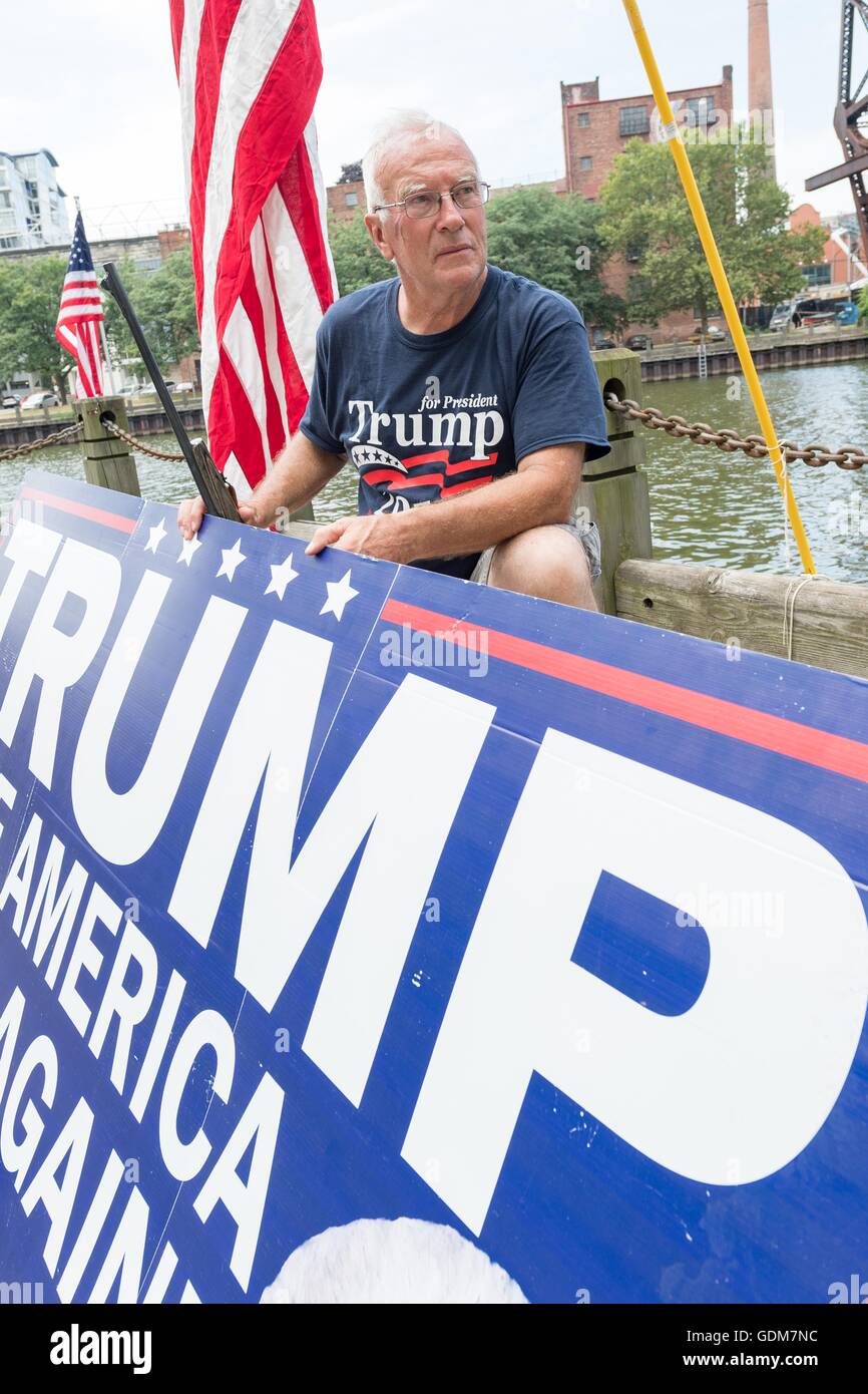 Cleveland, Ohio, USA. 18 juillet, 2016. Partisan de l'atout est la tenue d'un fusil de chasse lors d'un rassemblement près de la Convention nationale du parti républicain à la Quicken Loans Center le 18 juillet 2016 à Cleveland, Ohio. Credit : Planetpix/Alamy Live News Banque D'Images Cleveland, Ohio, USA. 18 juillet, 2016. Partisan de l'atout est la tenue d'un fusil de chasse lors d'un rassemblement près de la Convention nationale du parti républicain à la Quicken Loans Center le 18 juillet 2016 à Cleveland, Ohio. Credit : Planetpix/Alamy Live News Banque D'Images