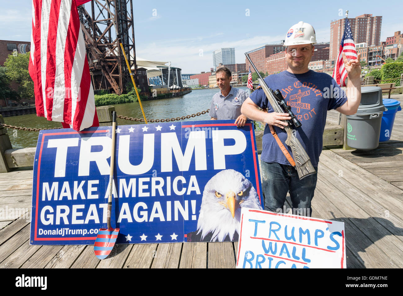 Cleveland, Ohio, USA. 18 juillet, 2016. Partisan de l'atout est la tenue d'un fusil de chasse lors d'un rassemblement près de la Convention nationale du parti républicain à la Quicken Loans Center le 18 juillet 2016 à Cleveland, Ohio. Credit : Planetpix/Alamy Live News Banque D'Images Cleveland, Ohio, USA. 18 juillet, 2016. Partisan de l'atout est la tenue d'un fusil de chasse lors d'un rassemblement près de la Convention nationale du parti républicain à la Quicken Loans Center le 18 juillet 2016 à Cleveland, Ohio. Credit : Planetpix/Alamy Live News Banque D'Images