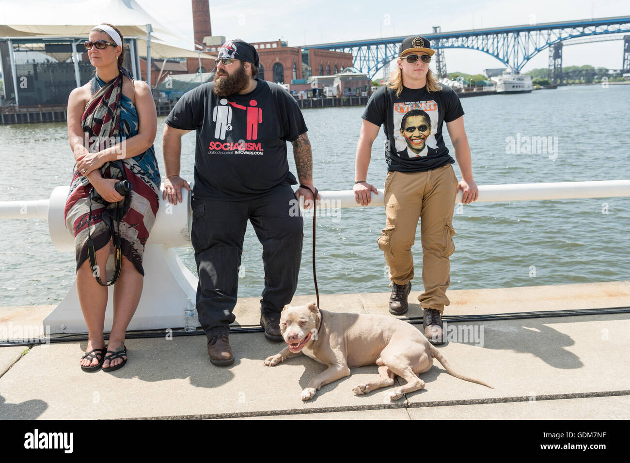 Cleveland, Ohio, USA. 18 juillet, 2016. Trump partisans pendant un rassemblement près de la Convention nationale du parti républicain à la Quicken Loans Center le 18 juillet 2016 à Cleveland, Ohio. Credit : Planetpix/Alamy Live News Banque D'Images