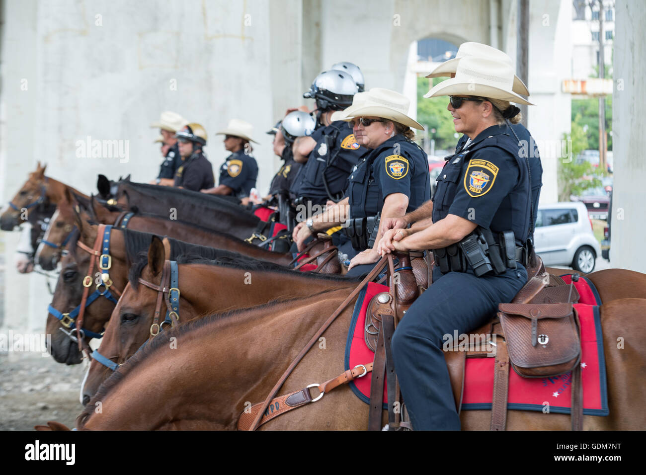 Cleveland, Ohio, USA. 18 juillet, 2016. La police anti-émeute à cheval garder un oeil sur les manifestants près de la Convention nationale du parti républicain à la Quicken Loans Center le 18 juillet 2016 à Cleveland, Ohio. Credit : Planetpix/Alamy Live News Banque D'Images