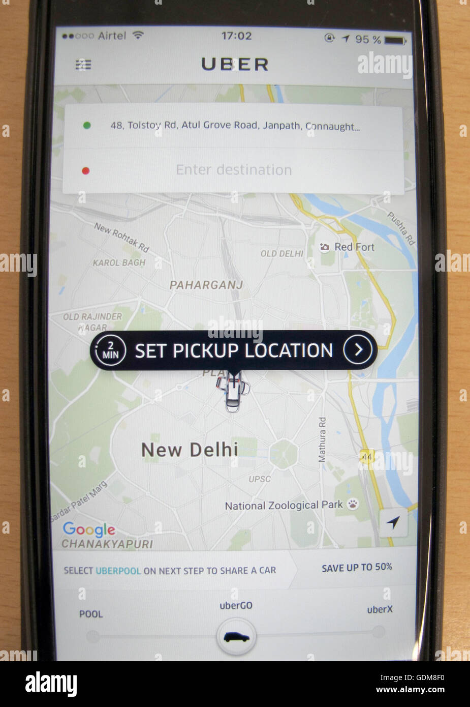 L'Uber app sur un téléphone cellulaire dans la capitale indienne New Delhi, Inde, 30 juin 2016. Le taxi centrales et Uber llo sont présentement en œuvre cher la concurrence dans l'Inde. Les deux opérateurs offrent des prix subventionnés de manière significative et des offres spéciales pour les clients. Photo : Stefan Mauer/dpa Banque D'Images
