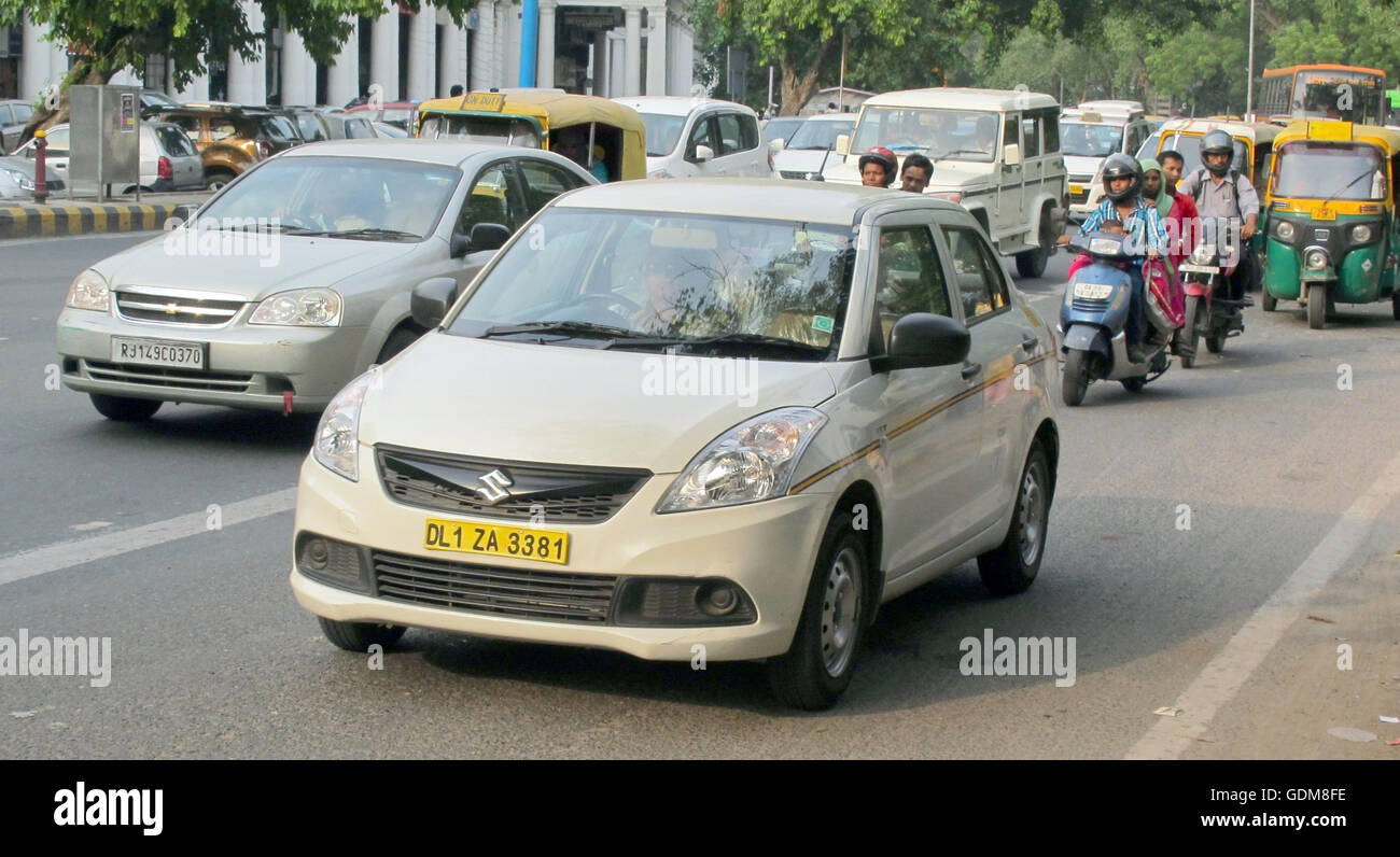 Les voitures et au premier plan un taxi dans la capitale indienne New Delhi, Inde, 30 juin 2016. Des taxis à New Delhi besoin d'une licence valide sur leurs plaques d'immatriculation jaunes. Le taxi centrales et Uber llo sont présentement en œuvre cher la concurrence dans l'Inde. Les deux sont tenus par la loi de laisser uniquement d'entraînement des pilotes avec une licence valide l'exploitation du véhicule. Photo : Stefan Mauer/dpa Banque D'Images