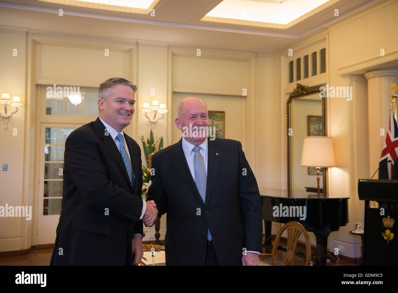 Canberra, Australie. 19 juillet, 2016. Mathias Cormann (L) est assermenté comme ministre des Finances australien lors d'une cérémonie par Peter Cosgrove, Gouverneur général du gouvernement à Canberra, Australie, le 19 juillet 2016. Credit : Xu Haijing/Xinhua/Alamy Live News Banque D'Images