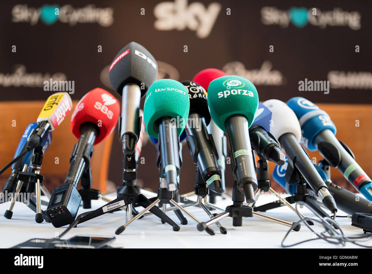 Hilterfingen, Suisse. 19 juillet, 2016. Les radiodiffuseurs attendent l'arrivée de Chris Froome et Sir Dave Brailsford de l'équipe Sky. Crédit : John Kavouris/Alamy Live News Banque D'Images