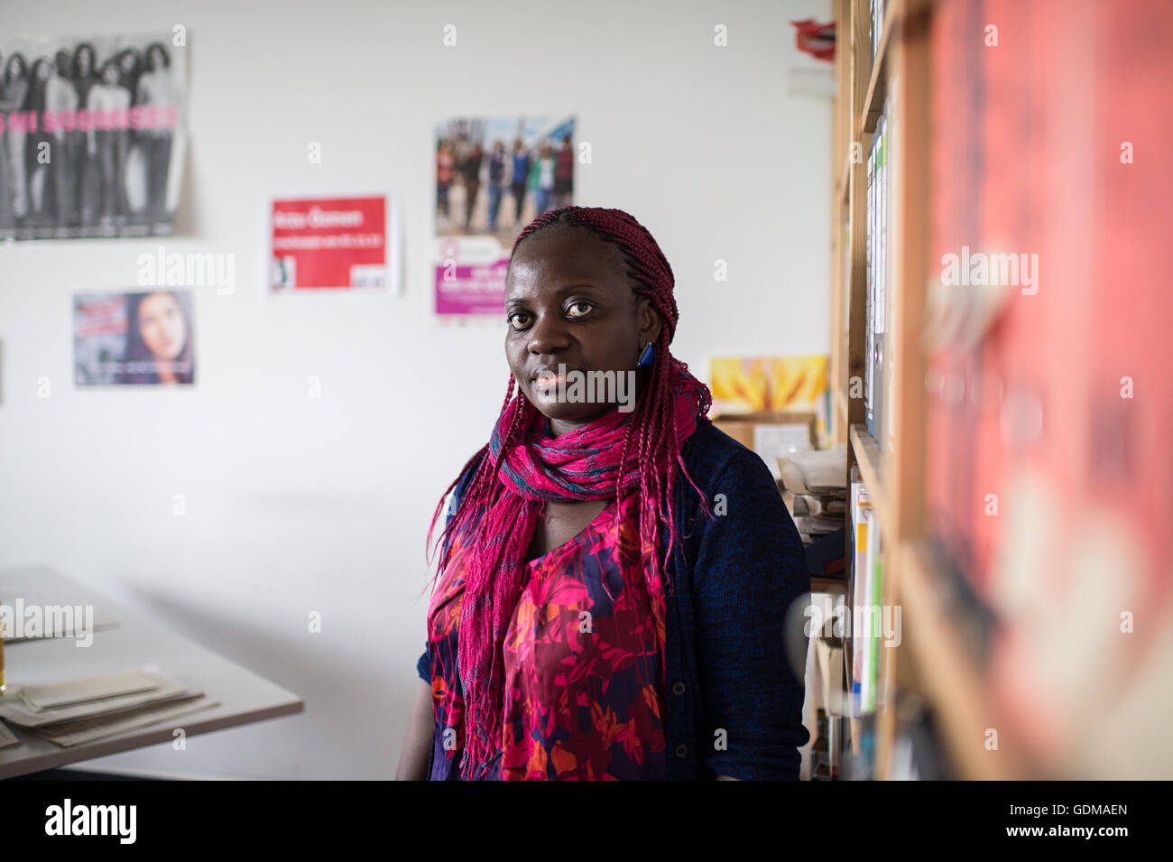 Berlin, Allemagne. 18 juillet, 2016. Nabatereegga l'Ida, le président de l'organisation "Terre des Femmes" se trouve dans un bureau à Berlin, Allemagne, 18 juillet 2016. Elle porte sur les mutilations génitales féminines et travaille avec des personnes de pays africains touchés pour aboutir à un changement de cœur sur le sujet. Photo : Wolfram Kastl/dpa/Alamy Live News Banque D'Images