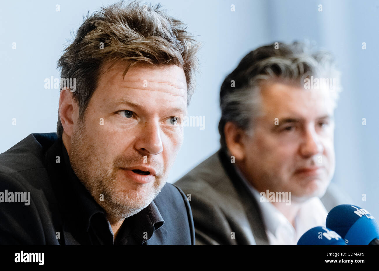 Robert Habeck (L) Ministre de l'environnement, de l'État de Schleswig-Holstein, et Jan Backmann, directeur du département de la sûreté des réacteurs et la radioprotection dans le Ministère pour la transition énergétique, la parole sur les résultats des tests de l'autorité de régulation nucléaire sur la question de transfert de stock d'éléments combustibles à l'intérieur de la centrale nucléaire de Brunsbuettel, exploité par Vattenfall. Photo : MARKUS SCHOLZ/dpa Banque D'Images