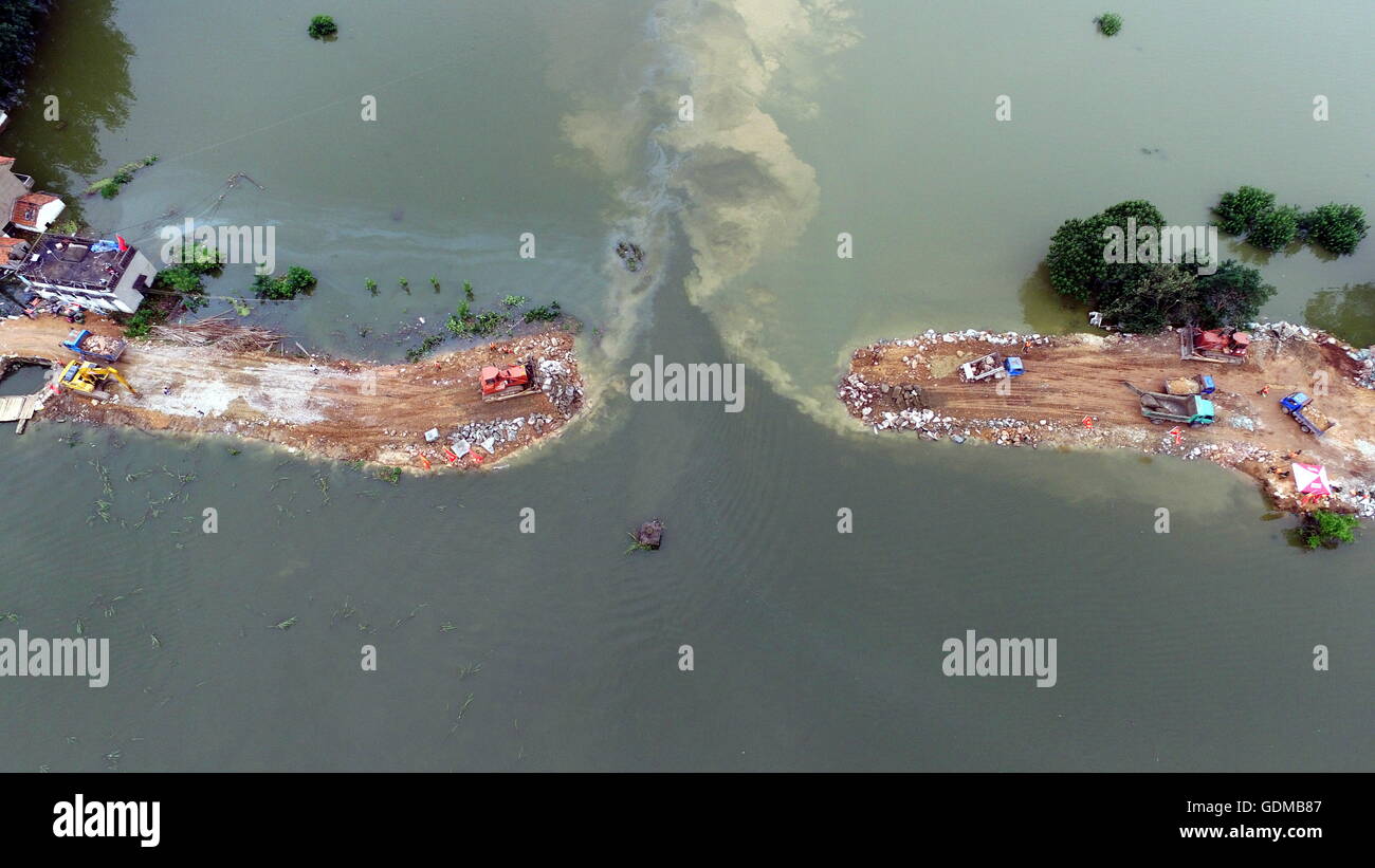 Huangmei, province du Hubei en Chine. 19 juillet, 2016. Les sauveteurs à la réfection d'une digue violation sur la rivière Kaotian dans Dingzijie Zhuogang Ville de village dans le comté de Huangmei, centre de la Chine, la province du Hubei, le 19 juillet 2016. L'infraction s'est produite vers 3 h le dimanche, et la réparation est en cours de construction. © Houde Wan/Xinhua/Alamy Live News Banque D'Images