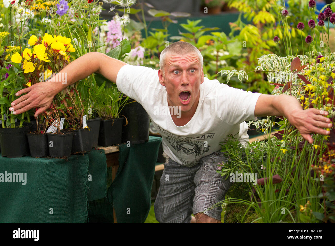 Mark (Bez) Berry of the 'Happy Mondays' visite le spectacle de fleurs du parc Tatton dans la vague de chaleur brûlante. Le spectacle de cette année célèbre la relation entre les espaces verts et notre santé et notre bien-être. 'Bez' (né le 18 avril 1964) est un danseur anglais, percussionniste, auteur, personnalité des médias et comédien de Bolton, Lancashire. Il est membre des groupes Happy Mondays et Black Grape et joue les Maracas. Banque D'Images
