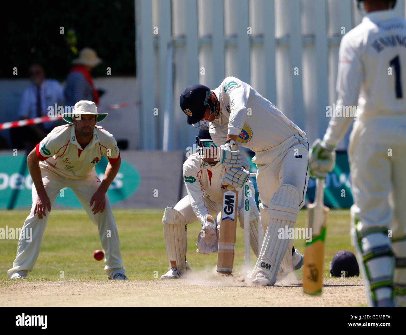 Southport et Birkdale Cricket Club, Southport, Royaume-Uni. 19 juillet, 2016. Championnat de cricket du comté de Specsavers. Batteur de Durham Jack Burnham entraîne le ballon sur le hors-jeu. Durham a commencé le jour nécessitant 247 à gagner le match avec tous les manches de dix secondes. permanent guichets Credit : Action Plus Sport Images/Alamy Live News Banque D'Images