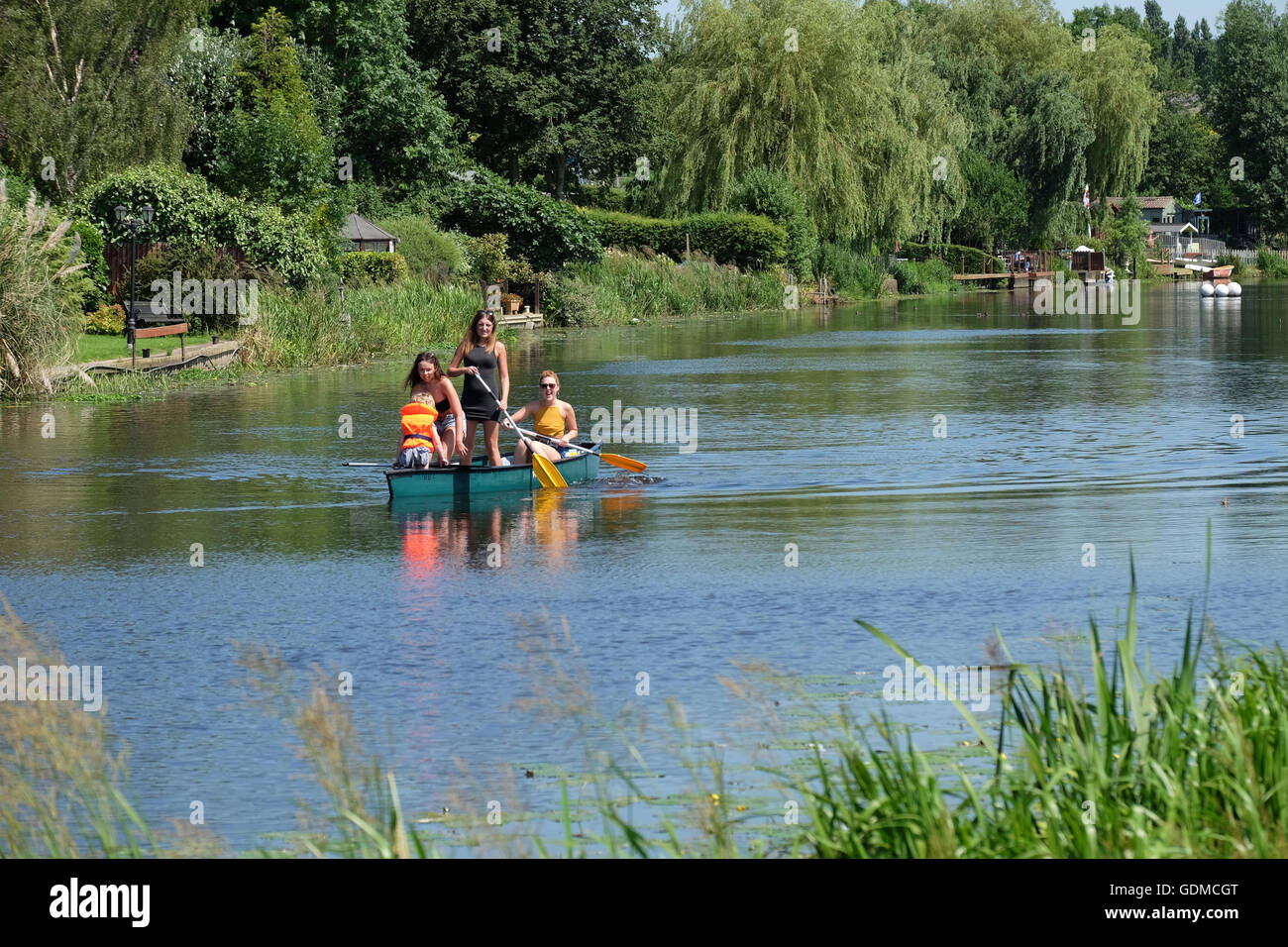 Les personnes bénéficiant du beau temps sur la rivière soar a la canicule continue Banque D'Images