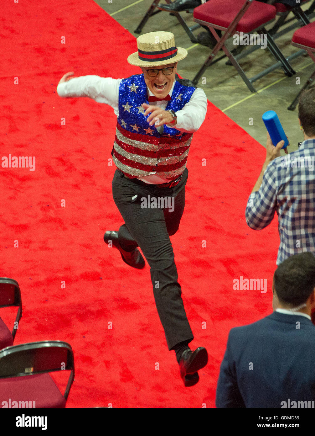 Stephen Colbert, animateur de l'ajournement avec Stephen Colbert sur CBS-TV, les pratiques d'un bit dans un des couloirs de l'étage de la Convention nationale républicaine de 2016 dans la Quicken Loans Arena de Cleveland (Ohio) le dimanche, Juillet 17, 2016. Credit : Ron Sachs / CNP (restriction : NO New York ou le New Jersey Journaux ou journaux dans un rayon de 75 km de la ville de New York) - AUCUN FIL SERVICE - Banque D'Images