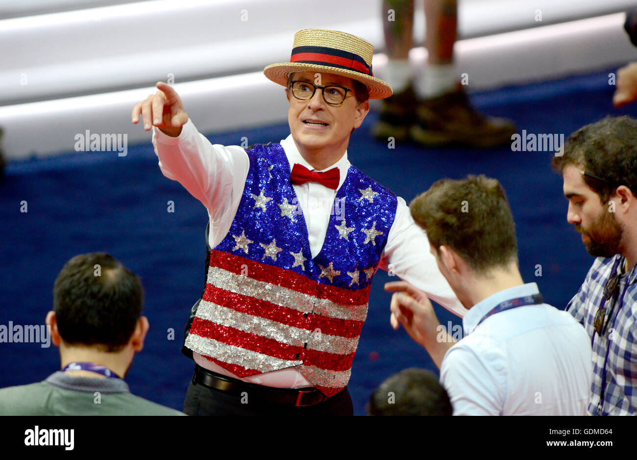 Stephen Colbert, animateur de l'ajournement avec Stephen Colbert sur CBS-TV, les pratiques d'un bit dans un des couloirs de l'étage de la Convention nationale républicaine de 2016 dans la Quicken Loans Arena de Cleveland (Ohio) le dimanche, Juillet 17, 2016. Credit : Ron Sachs / CNP (restriction : NO New York ou le New Jersey Journaux ou journaux dans un rayon de 75 km de la ville de New York) - AUCUN FIL SERVICE - Banque D'Images