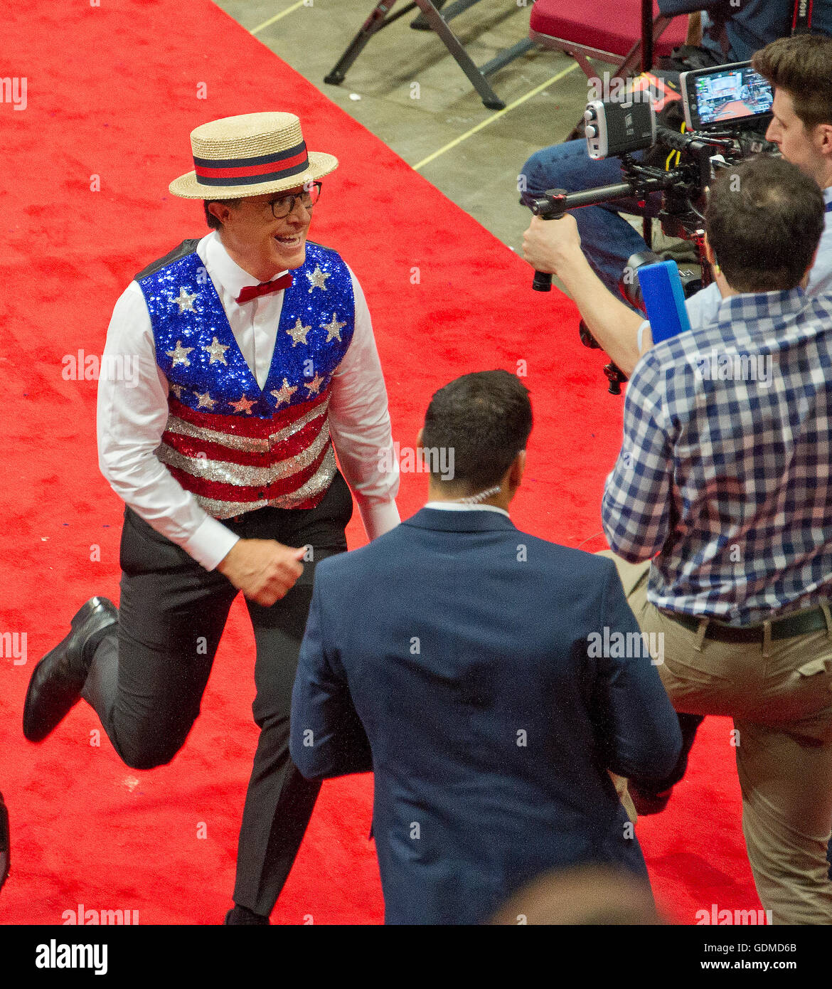 Stephen Colbert, animateur de l'ajournement avec Stephen Colbert sur CBS-TV, les pratiques d'un bit dans un des couloirs de l'étage de la Convention nationale républicaine de 2016 dans la Quicken Loans Arena de Cleveland (Ohio) le dimanche, Juillet 17, 2016. Credit : Ron Sachs / CNP (restriction : NO New York ou le New Jersey Journaux ou journaux dans un rayon de 75 km de la ville de New York) - AUCUN FIL SERVICE - Banque D'Images