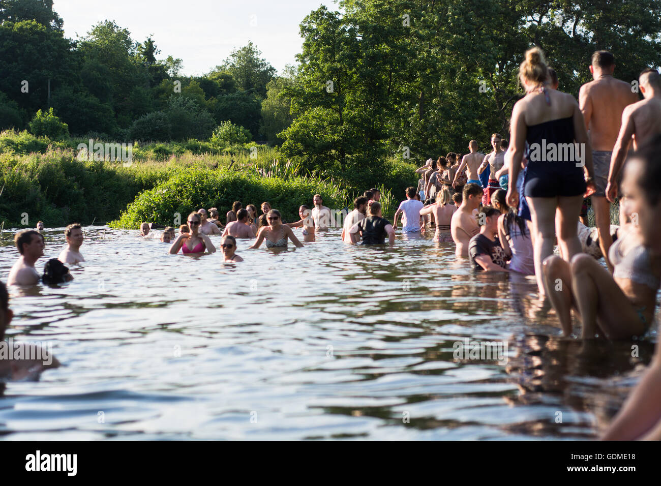 Beaucoup de gens de marcher à travers et la natation dans la rivière Avon. Des centaines affluent à Warleigh Weir 3 miles de baignoire, sur journée chaude Banque D'Images