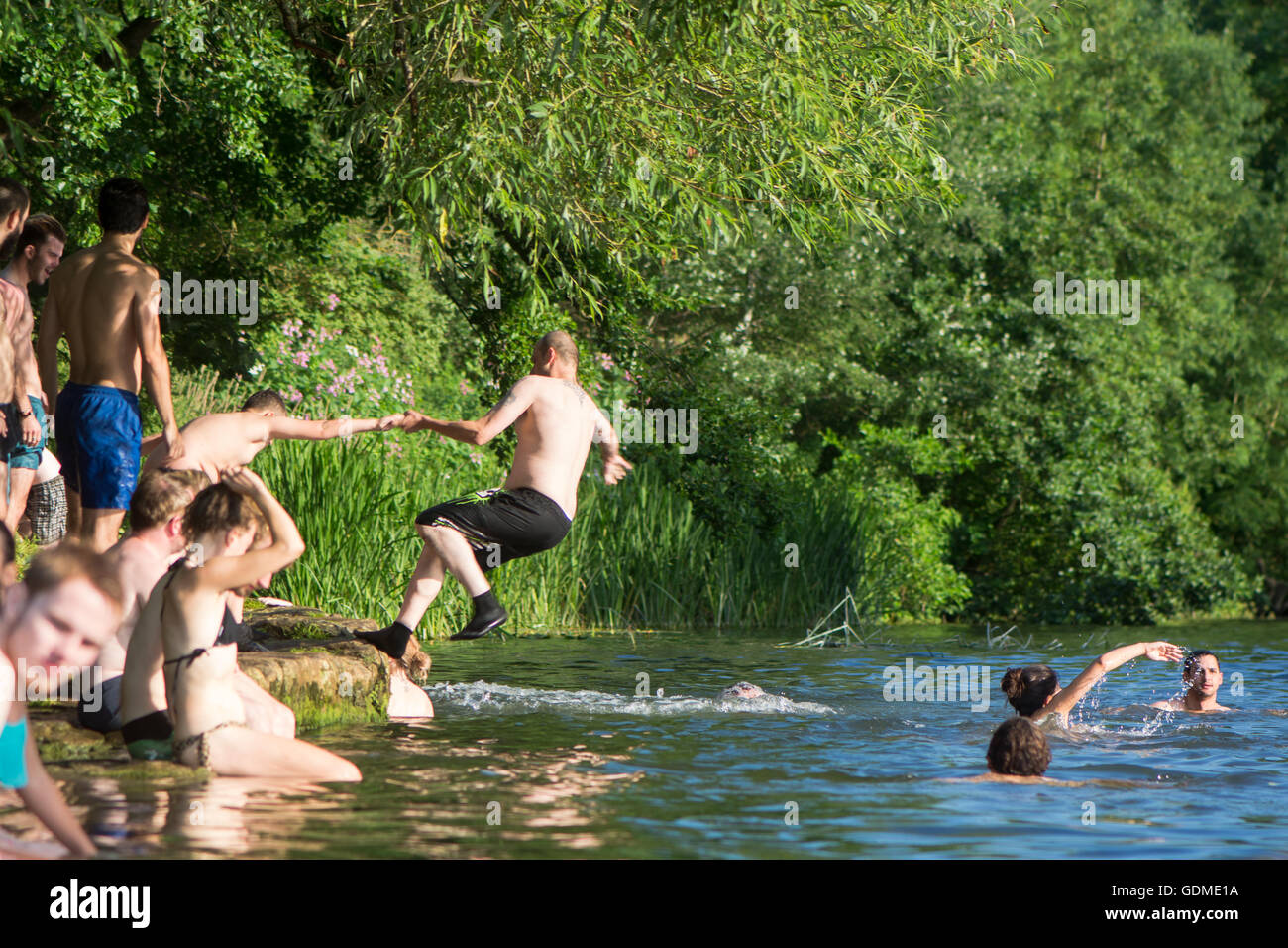 Homme tombant dans la rivière Avon après avoir été poussé, avec les nageurs. Des centaines affluent à Warleigh Weir 3 miles de baignoire à chaud Banque D'Images