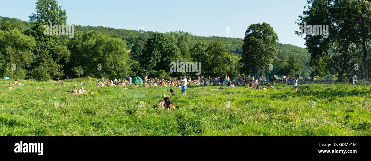 Panorama de people relaxing on grass par Avon. Des centaines affluent à Warleigh Weir 3 miles de baignoire sur la journée la plus chaude de l'année Banque D'Images