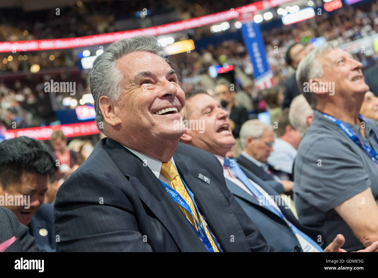 Cleveland, Ohio, USA. 19 juillet, 2016. Le membre du Congrès Pete King of New York sourit pendant le processus de mise en candidature pour l'atout de Donald au cours de la deuxième journée de la Convention nationale républicaine le 19 juillet 2016 à Cleveland, Ohio. Les délégués ont officiellement soumis Donald J. Trump pour président après un appel nominal, état par état. Credit : Planetpix/Alamy Live News Banque D'Images