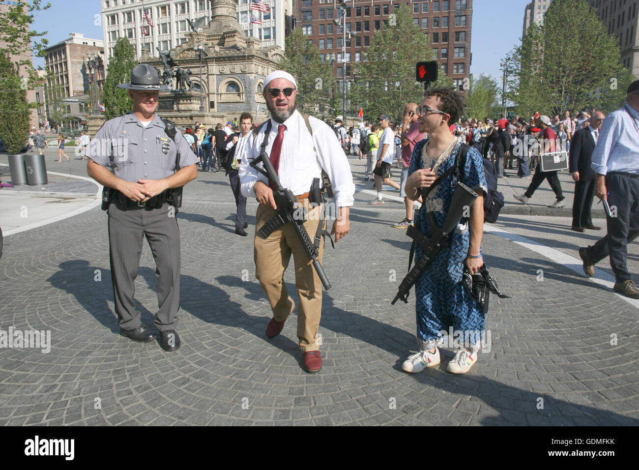 Cleveland, Ohio, USA. 19 juillet, 2016. Jour 2 de la Convention nationale républicaine qui s'est tenue à l'Aréna de Quicken à Cleveland (Ohio). Les protestations ont surgi partout dans la ville. Les manifestants marchaient tout autour de la ville. La police contenait les protestataires mais certains la violence a éclaté. Cleveland a un droit de porter. Deux hommes wak au centre-ville de Cleveland avec AR 15 fusils et agrafes de ceintures y*sur SPEC* Crédit : Bruce Cotler/Globe Photos/ZUMA/Alamy Fil Live News Banque D'Images