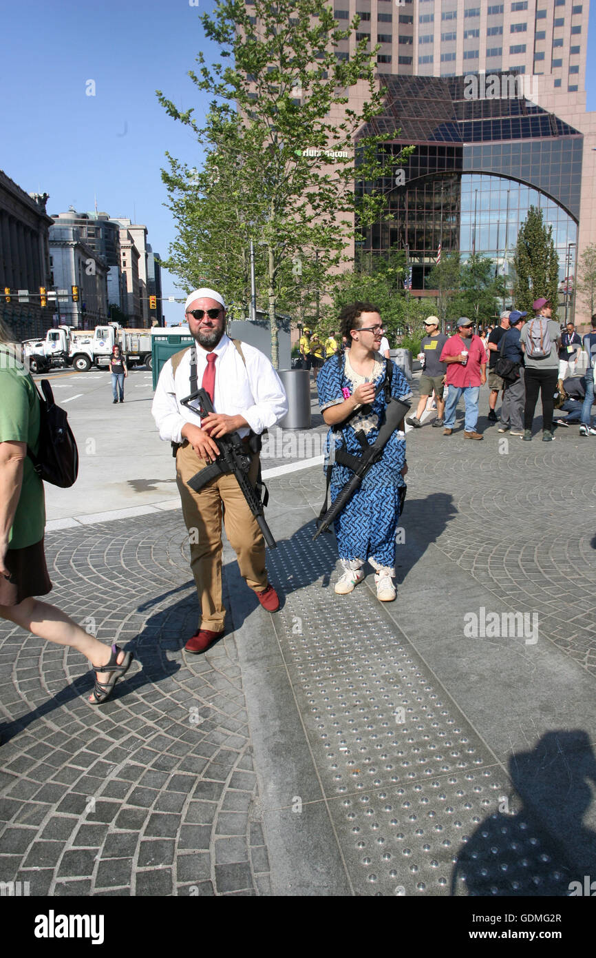 Cleveland, Ohio, USA . 19 juillet, 2016. Jour 2 de la Convention nationale républicaine qui s'est tenue à l'Aréna de Quicken à Cleveland (Ohio). Les protestations ont surgi partout dans la ville. Les manifestants marchaient tout autour de la ville. La police contenait les protestataires mais certains la violence a éclaté. Cleveland a un droit de porter. Deux hommes wak au centre-ville de Cleveland avec AR 15 fusils et agrafes de ceintures y*sur SPEC* Crédit : Bruce Cotler/Globe Photos/ZUMA/Alamy Fil Live News Banque D'Images