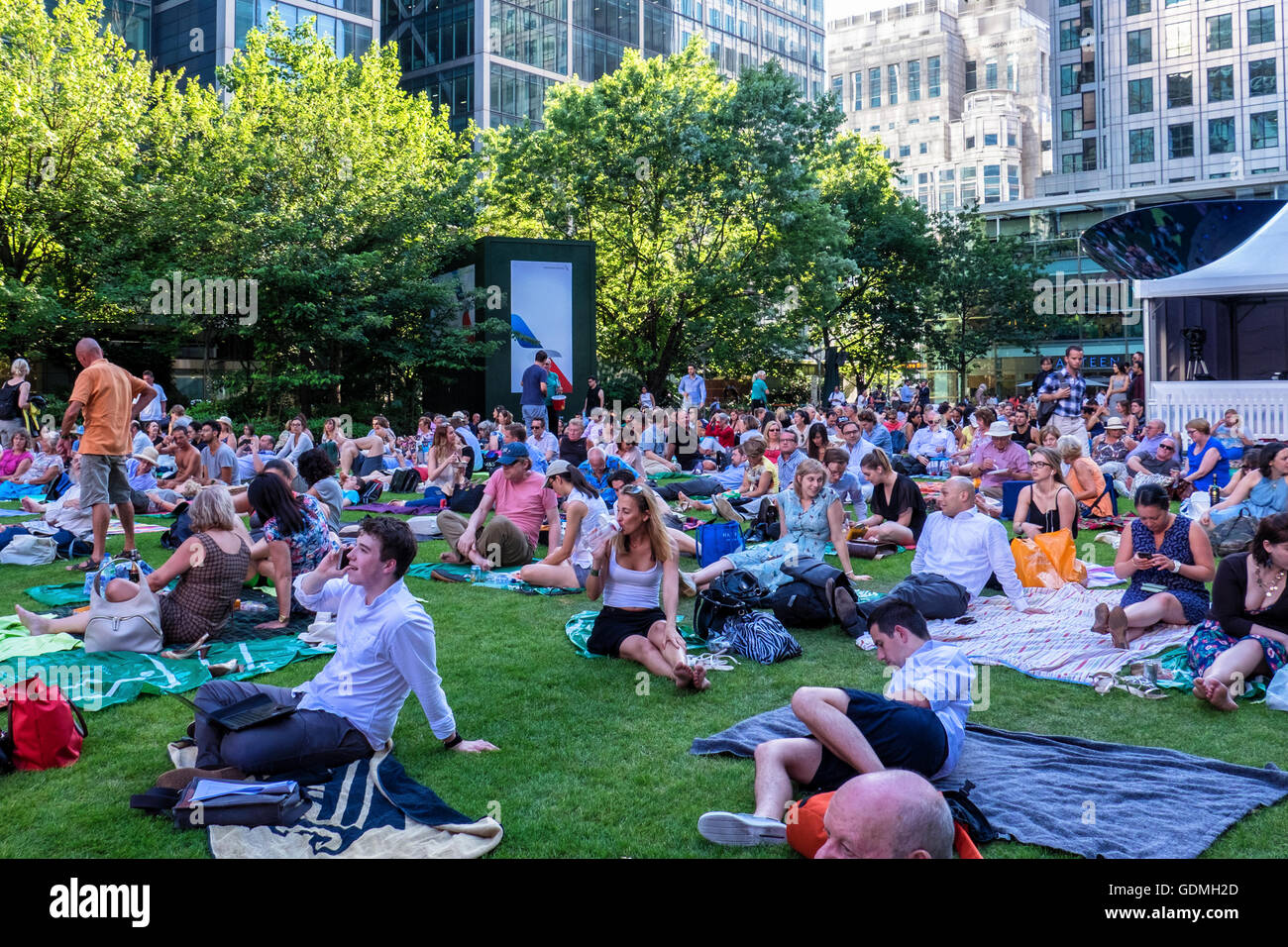 Canary Wharf, Londres, 19 juillet 2016. Les Londoniens profiter du concert gratuit au Canada Square Park. L'Orchestre philharmonique de Londres a été menée par Matthew Coorey. Les amateurs de musique de monde dans le parc avec des couvertures et des paniers de pique-nique et apprécié la chaude soirée d'été quand la température atteint un haut d'été. Credit : Eden Breitz/Alamy Live News Banque D'Images