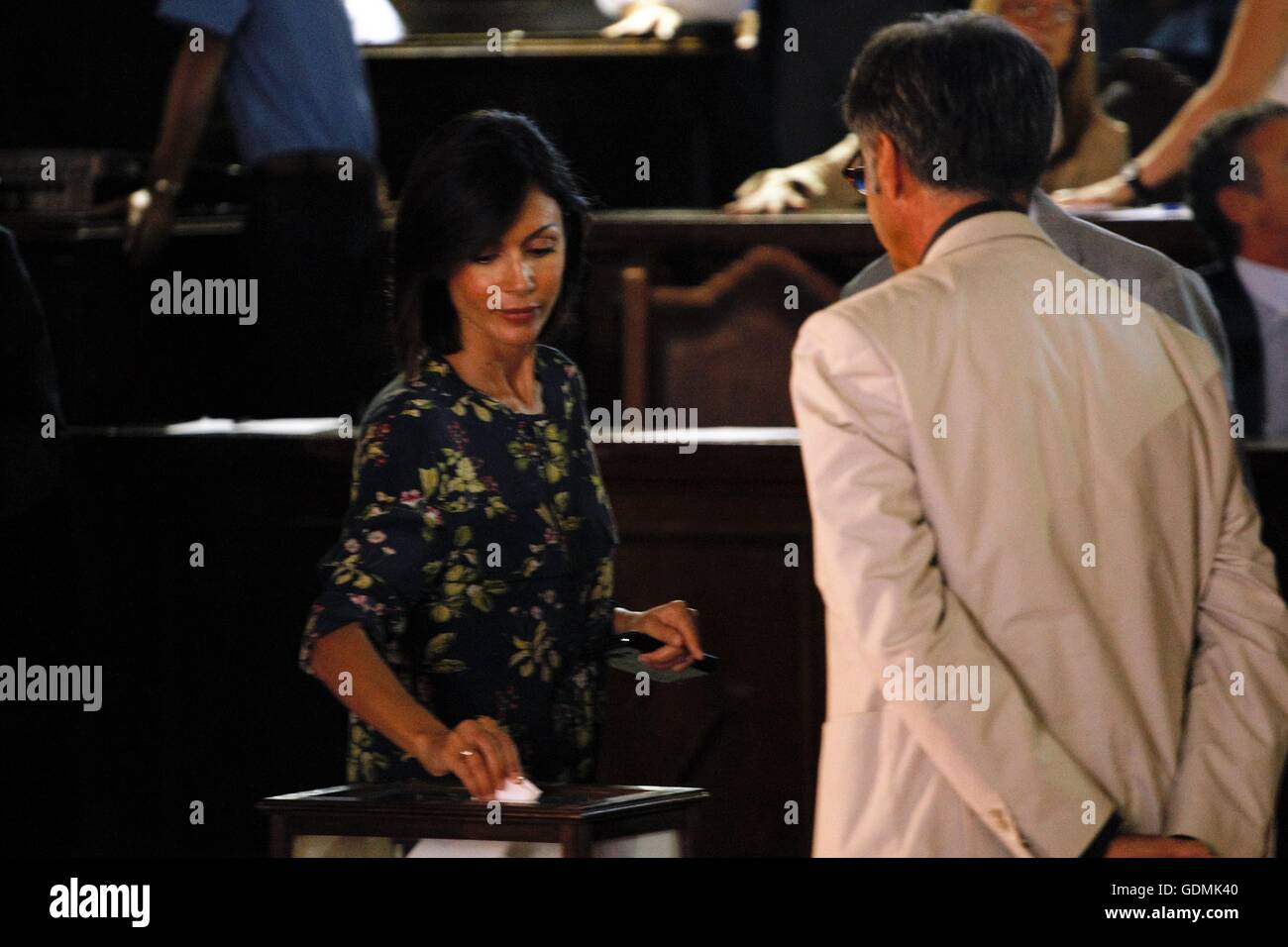 C'est la mise en place du nouveau conseil municipal de Naples . Ce matin sur le prix des Barons Angevins de Naples, s'est tenue la première session du Conseil pour la proclamation du maire Luigi De Magistris 40 conseillers municipaux entre la majorité et l'opposition et din fin avec l'élection d'Preseidente avec classe que 27 voix au troisième tour de scrutin a été élu l'ancien adjoint au maire Sandro Fucito . Prima dell 'inizio della consiglio fuori ci sono state manifestazioni di protesta da parte di centinaia di disoccupati. Sur. Mara Carfagna (Photo par Fabio Sasso/Pacific Press) Banque D'Images