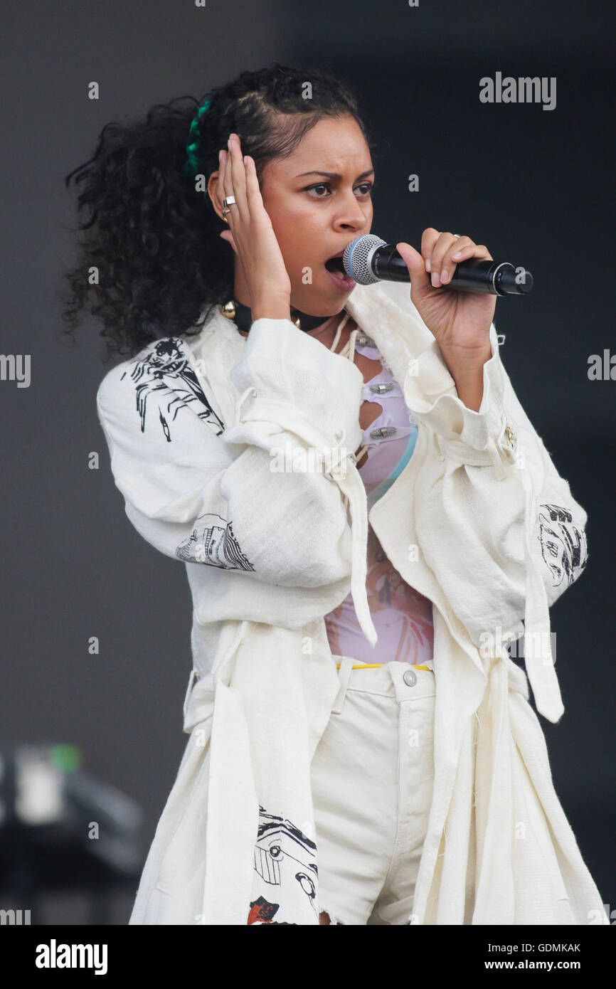 Alunageorge effectue au Festival d'été de Québec, dans la ville de Québec le mercredi 13 juillet, 2016. Banque D'Images