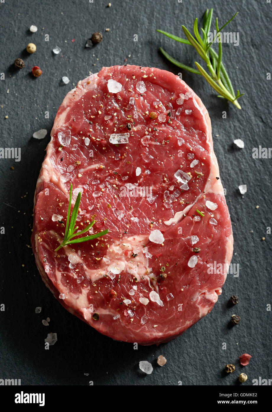 Matières premières fraîches steak avec le sel et le poivre Banque D'Images