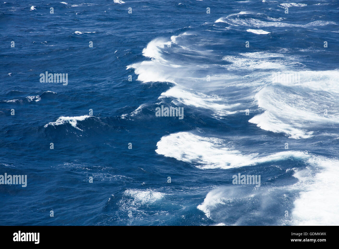 Soleil sur la mer agitée dans le milieu de l'Océan Atlantique Banque D'Images